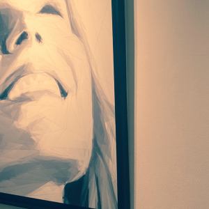 Portrait contemporain d'une femme souriante